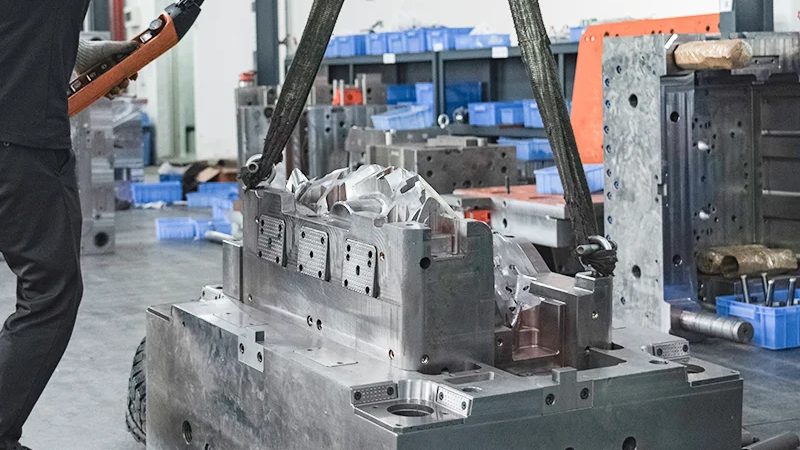 小型医疗双色模具：如何精准把握其选型与工艺**